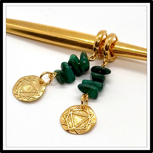 złote wiszące kolczyki z malachitem i czakry. srebro pozłacane złote wiszące kolczyki z malachitem i czakry. srebro pozłacane