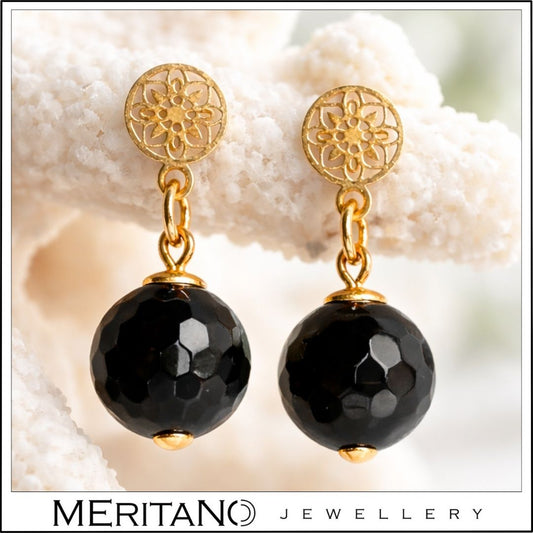 Kolczyki z onyksem, krótkie, wiszące - zbliżenie