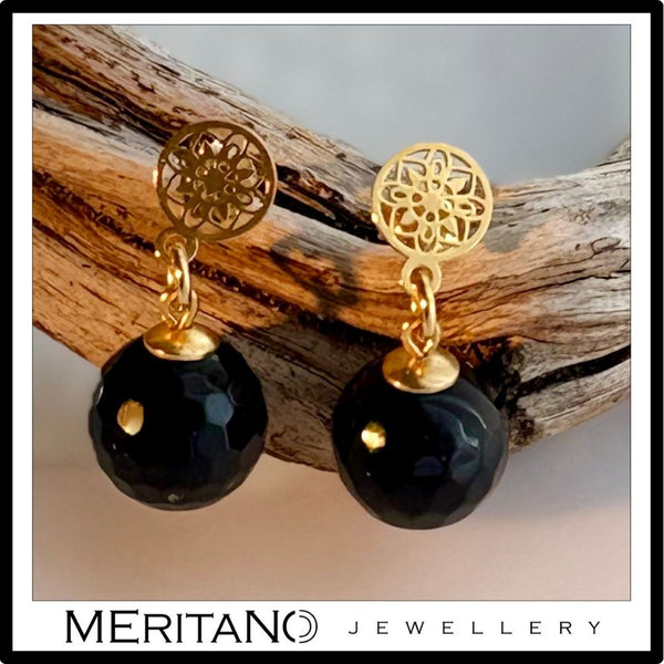 Kolczyki z onyskem ze złotymi rozetkami, zapięcie sztyft - widok obok drewna