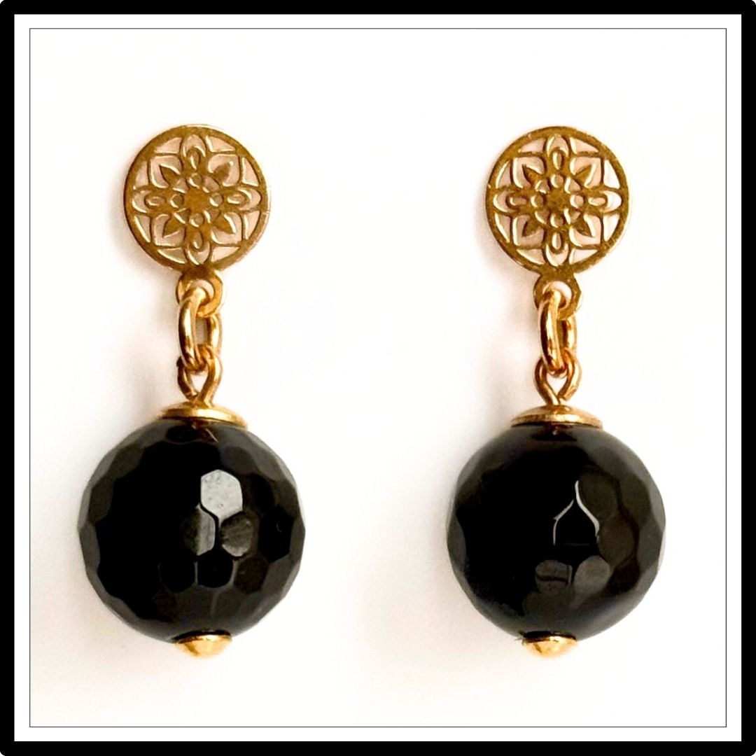 Kolczyki z onyksem, wiszące, czarno-złote - widok z przodu