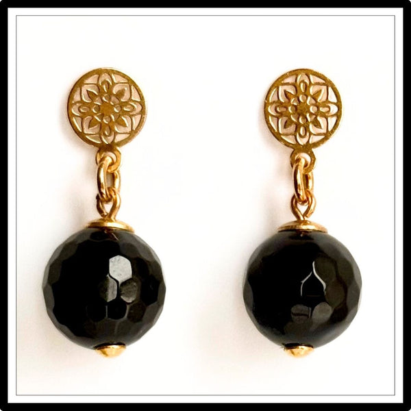 Kolczyki z onyksem, wiszące, czarno-złote - widok z przodu