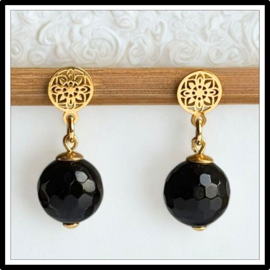 Wiszące kolczyki z onyksem, czarno-złote, na sztyfcie - widok z przodu Wiszące kolczyki z onyksem, czarno-złote, na sztyfcie - widok z przodu