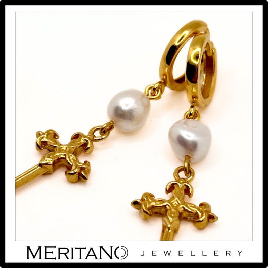 Złote kolczyki z perłami naturalnymi i sztyletami - zbliżenie na detale