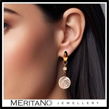 wiszące kolczyki z perłami na uchu