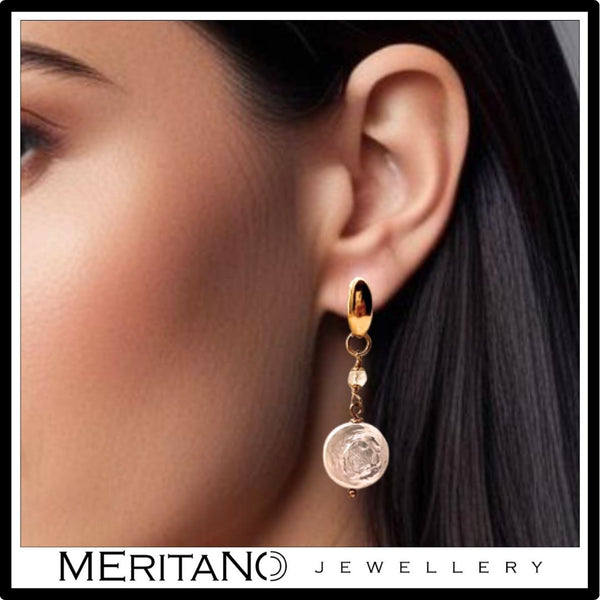 wiszące kolczyki z perłami na uchu