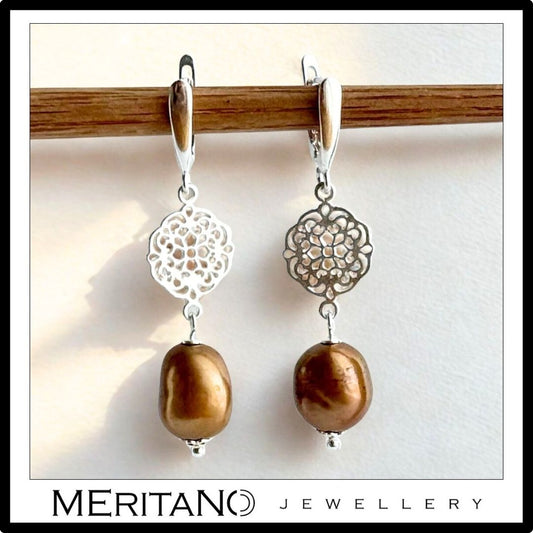 Wiszące kolczyki z brązowymi perłami naturalnymi, srebro - widok z przodu Wiszące kolczyki z brązowymi perłami naturalnymi, srebro - widok z przodu