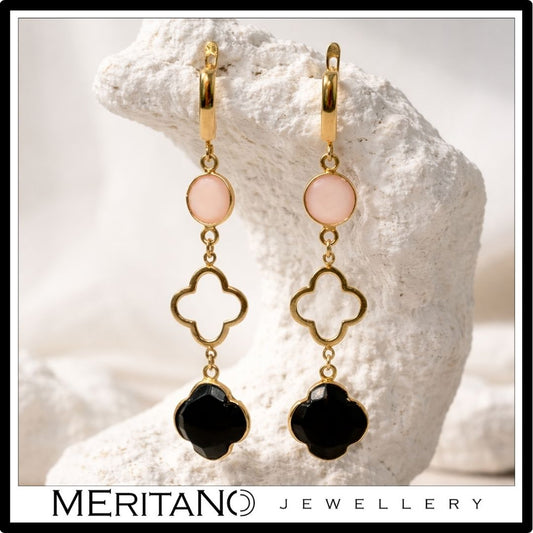 złote wiszące kolczyki z różowym kwarcem i onyksem - na organicznym kształcie