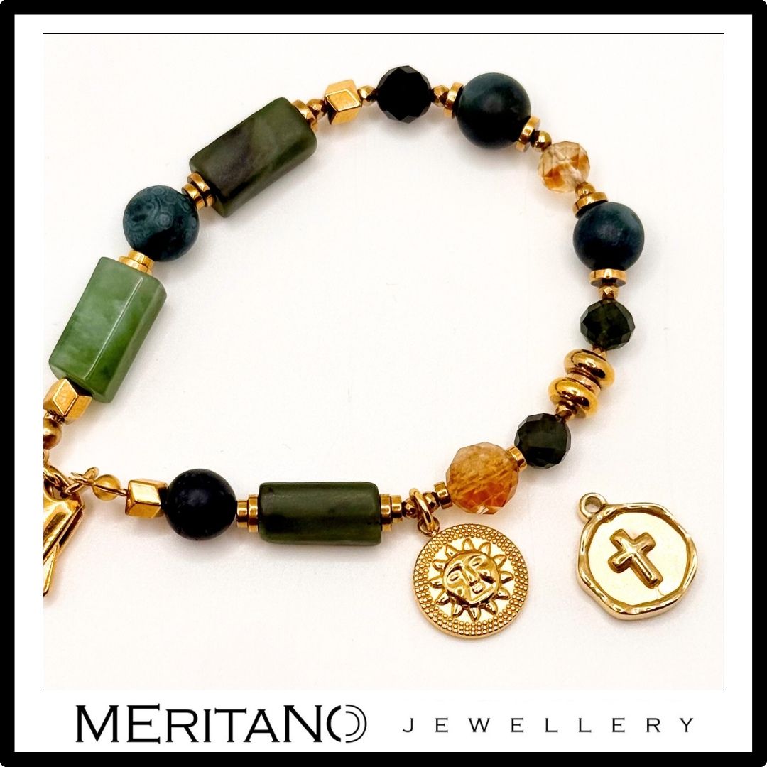 Breloczek do kluczy zbliżenie na detale i zawieszkę krzyżyk