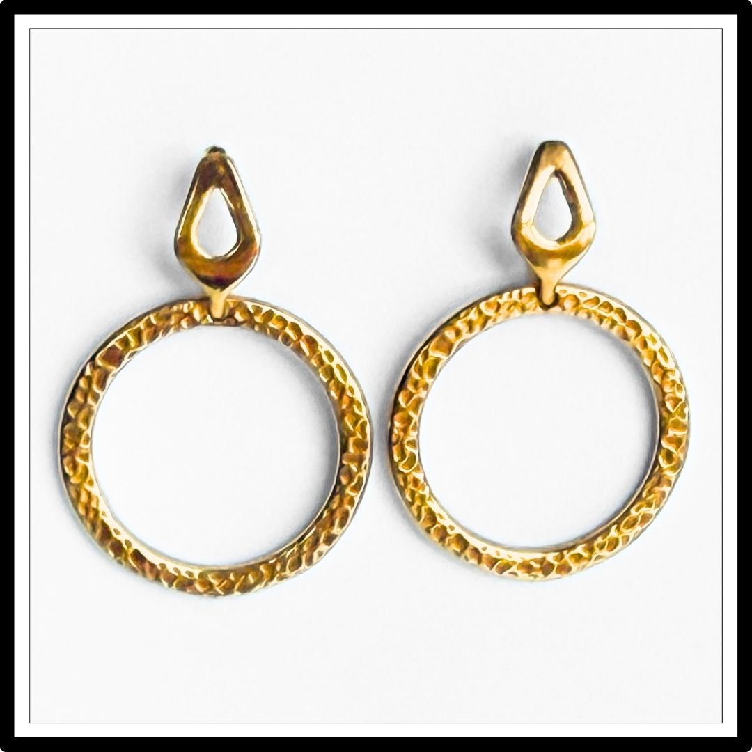 Kolczyki koła ze srebra pozłacanego na sztyfcie - widok z przodu