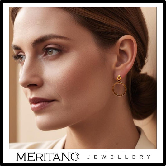 złote kolczyki koła na sztyfcie na uchu złote kolczyki koła na sztyfcie na uchu