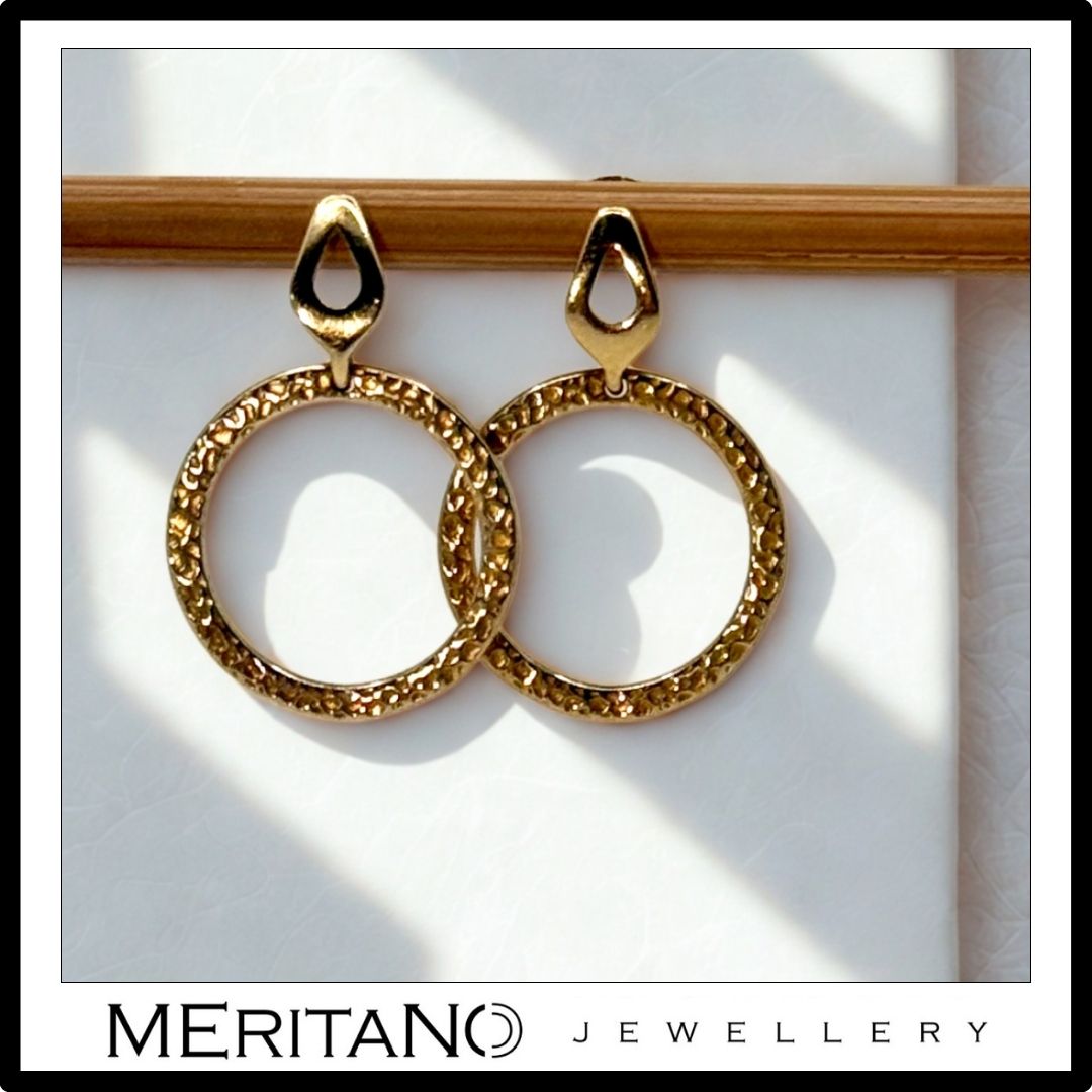 Złote kolczyki koła na sztyfcie. widok z przodu.