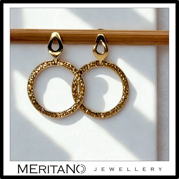 Złote kolczyki koła na sztyfcie. widok z przodu.