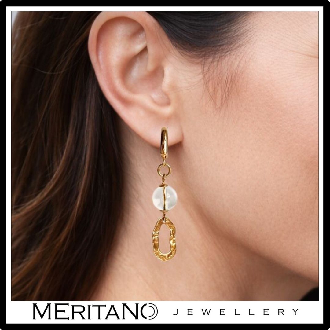 Wiszące kolczyki z kryształem górskim, zapięcie angielskie - widok na uchu