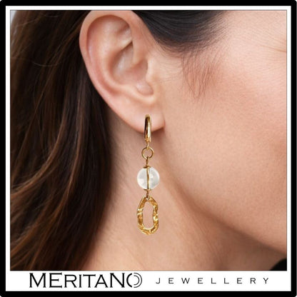 Wiszące kolczyki z kryształem górskim, zapięcie angielskie - widok na uchu