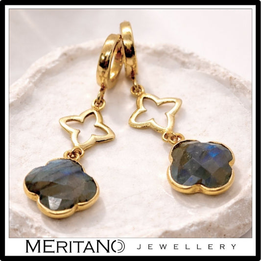 Złote kolczyki z labradorytem, wiszące - widok na gipsowej tacy