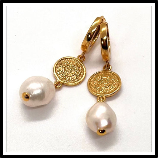 wiszące kolczyki z perłami i monetą wiszące kolczyki z perłami i monetą