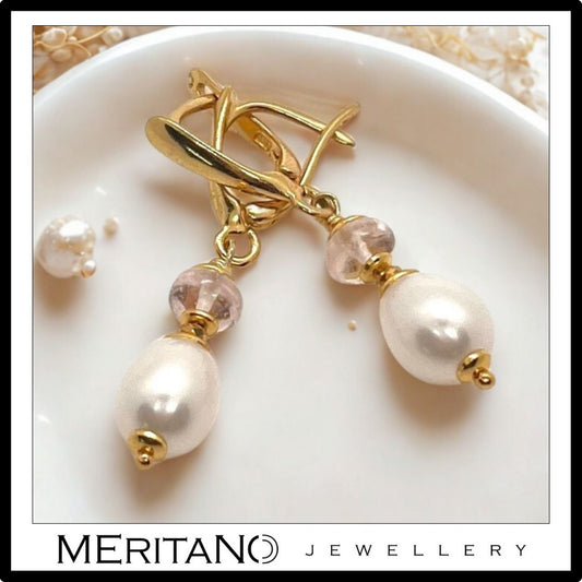 Złote kolczyki z perłami naturalnymi i morganitem na talerzyku