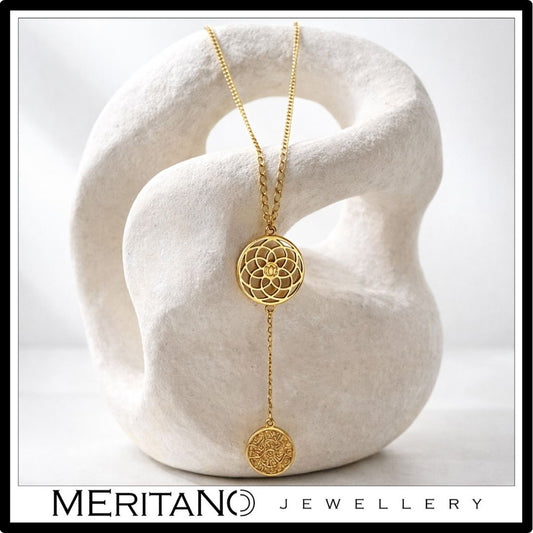 Łańcuszek krawatka z zawieszką, srebro pozłacane - widok na białym kształcie