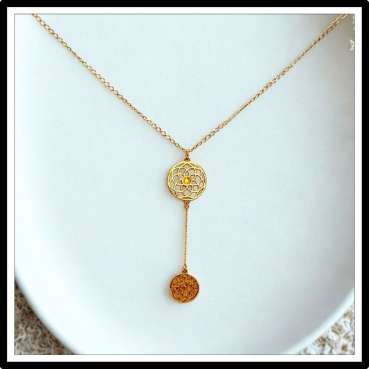 Złoty łańcuszek krawatka z zawieszką - widok z przodu na białym tle