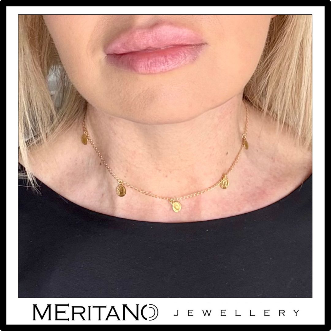 Złoty łańcuszek z monetami na szyi