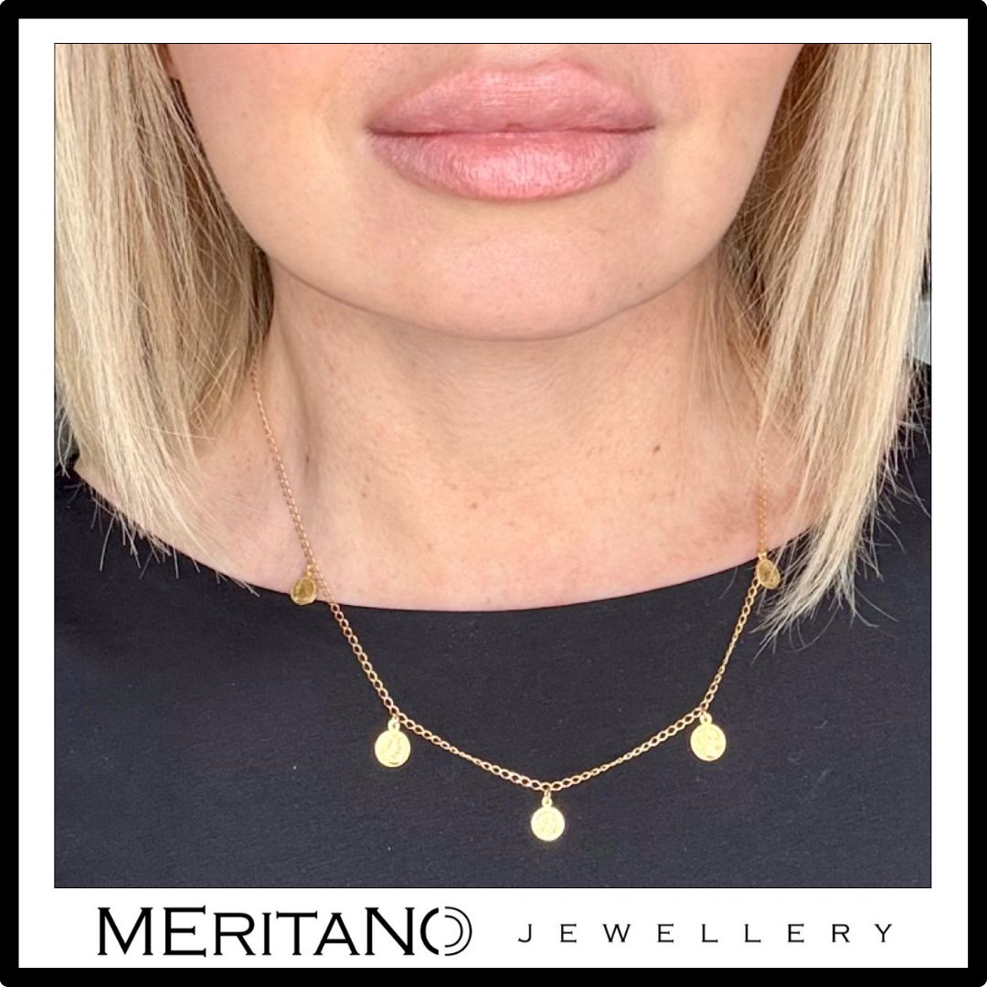 Złoty łańcuszek z monetami na szyi, widok z przodu