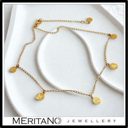 Złoty łańcuszek z monetami - widok z góry