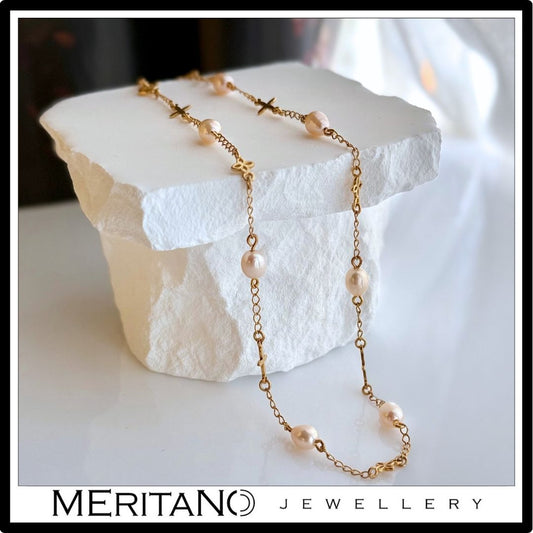 Naszyjnik z perłami na łańcuszku - Meritano - widok na kamieniu Naszyjnik z perłami na łańcuszku - Meritano - widok na kamieniu